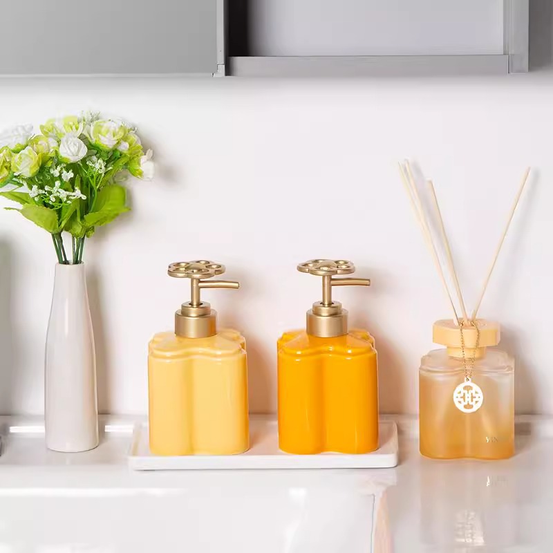 Skincare Viral - Botol Lotion Keramik Bunga Oranye Modern
